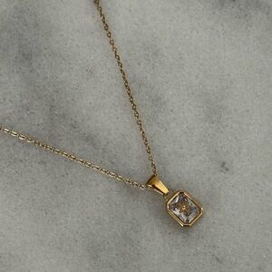 18k Gold Star Burst Crystal Pendant Necklace 

Brand New